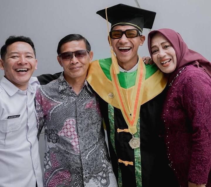 Beckham Putra wisuda S1