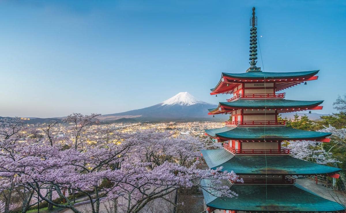 ilustrasi pemandangan sakura di Fujiyoshida