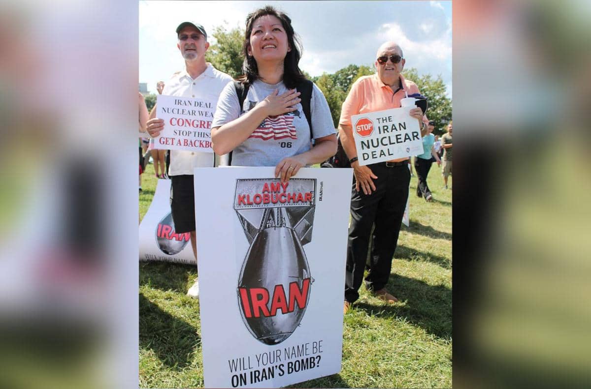 Aksi unjuk rasa Consistency Tea Party Patriots STOP THE IRAN NUCLEAR SWAL di halaman barat Gedung Capitol AS di Washington DC.