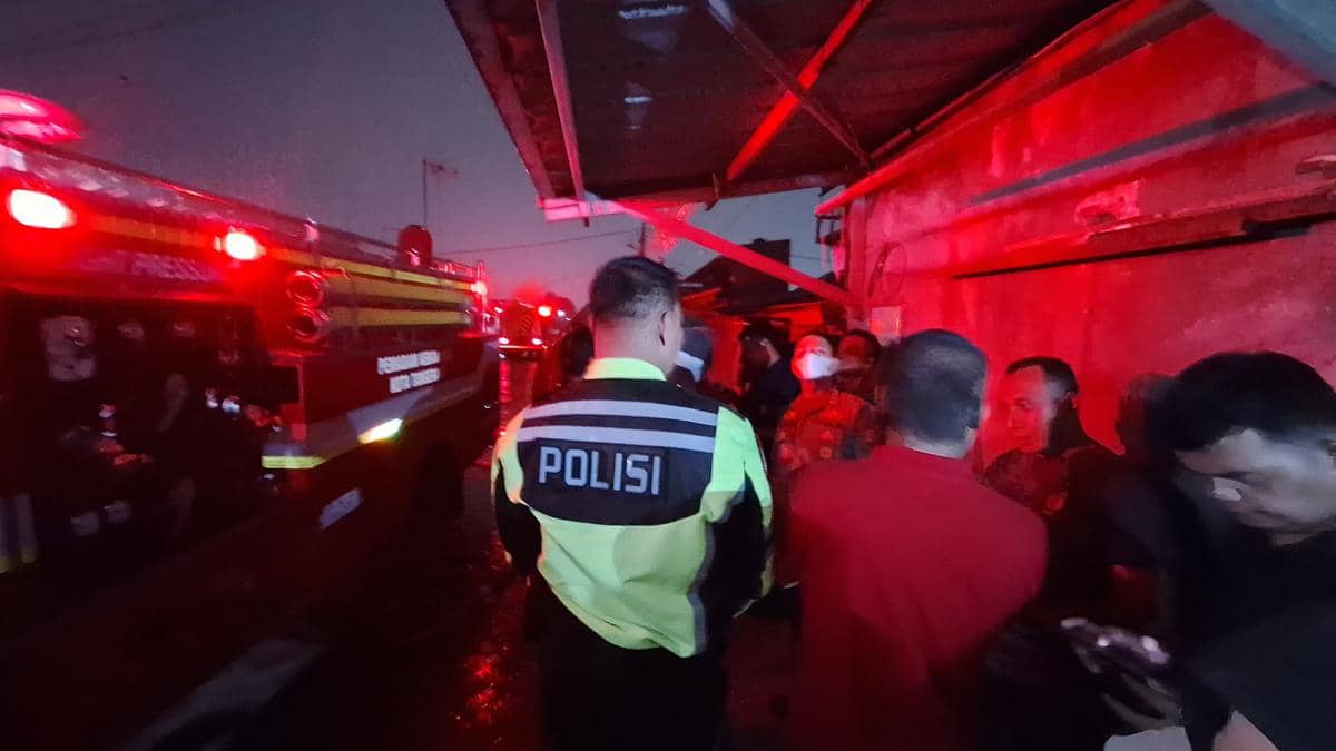 Petugas berupaya memadamkan api di Asrama Polri Ciledug