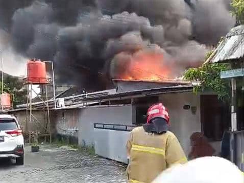 Petugas berupaya memadamkan api di Asrama Polri Ciledug