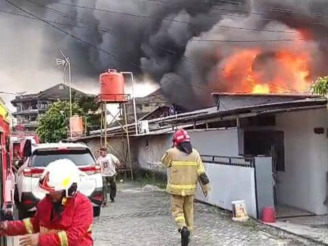 Kebakaran Hebat Asrama Polri Ciledug Hanguskan 20 Rumah