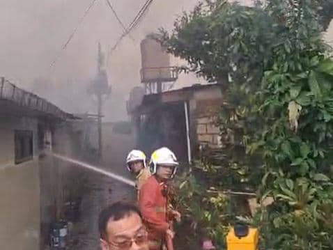Petugas berupaya memadamkan api di Asrama Polri Ciledug