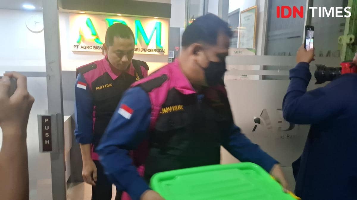 Penyidik Kejati Banten geledah kantor PT ABM (Dok. Khaerul Anwar)