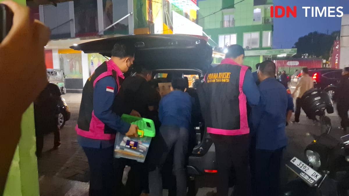 Penyidik Kejati Banten geledah kantor PT ABM (Dok. Khaerul Anwar)