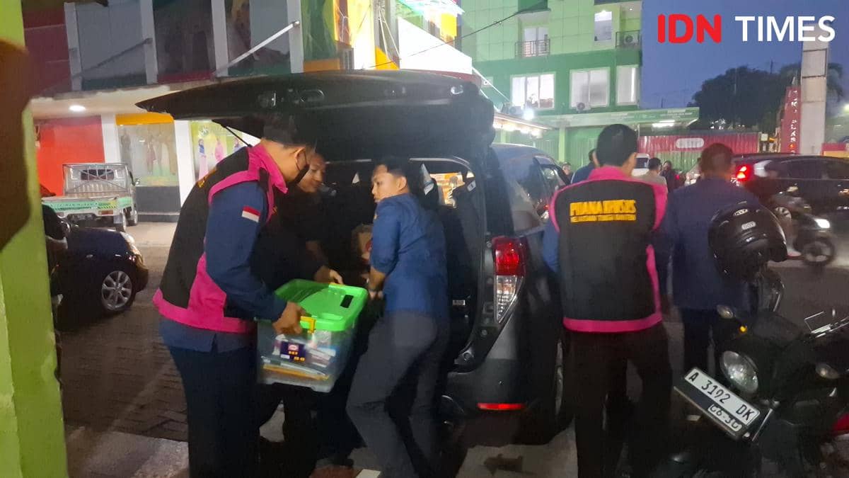Penyidik Kejati Banten geledah kantor PT ABM (Dok. Khaerul Anwar)