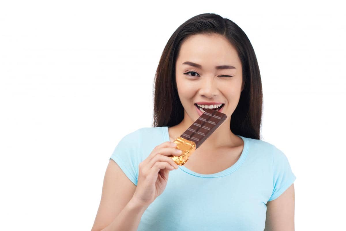 ilustrasi makan cokelat 