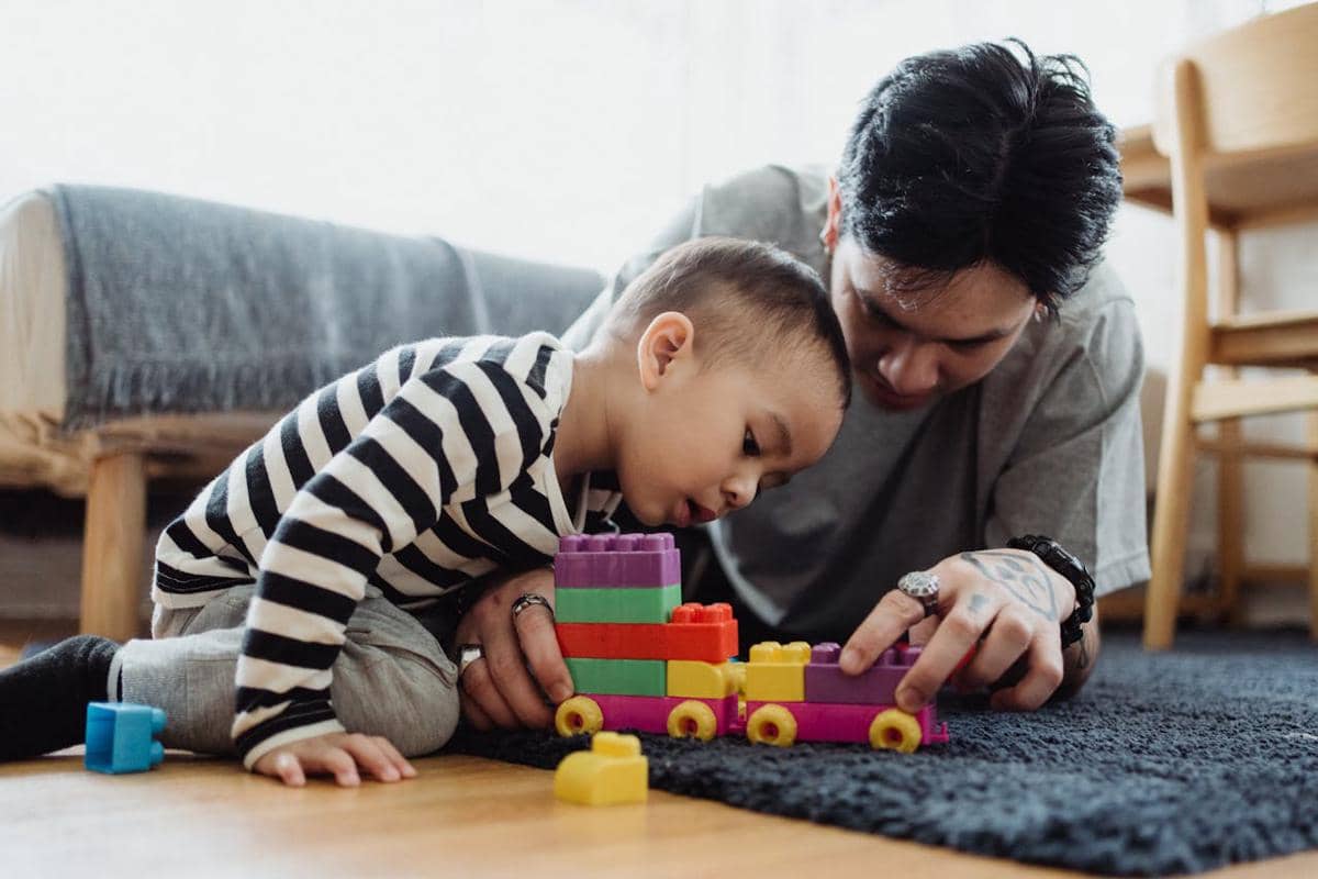 ilustrasi bermain bersama anak