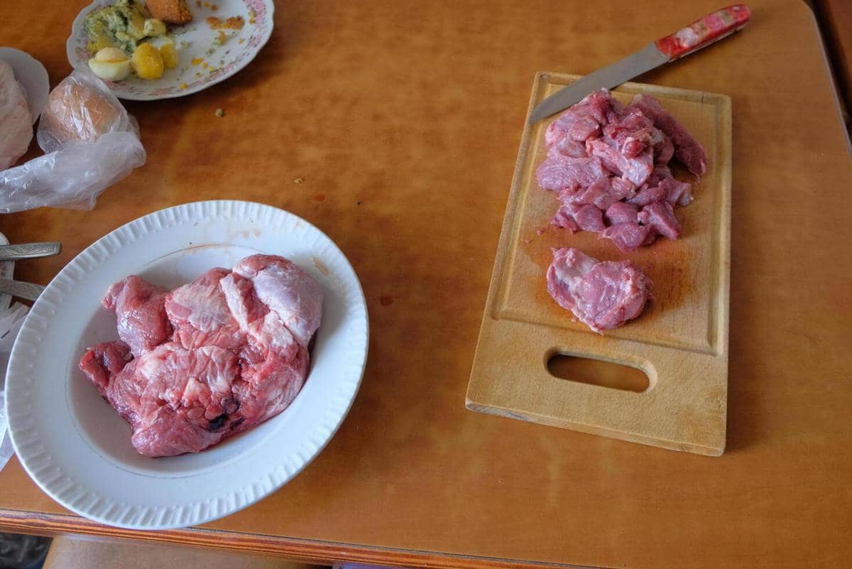 ilustrasi memotong daging