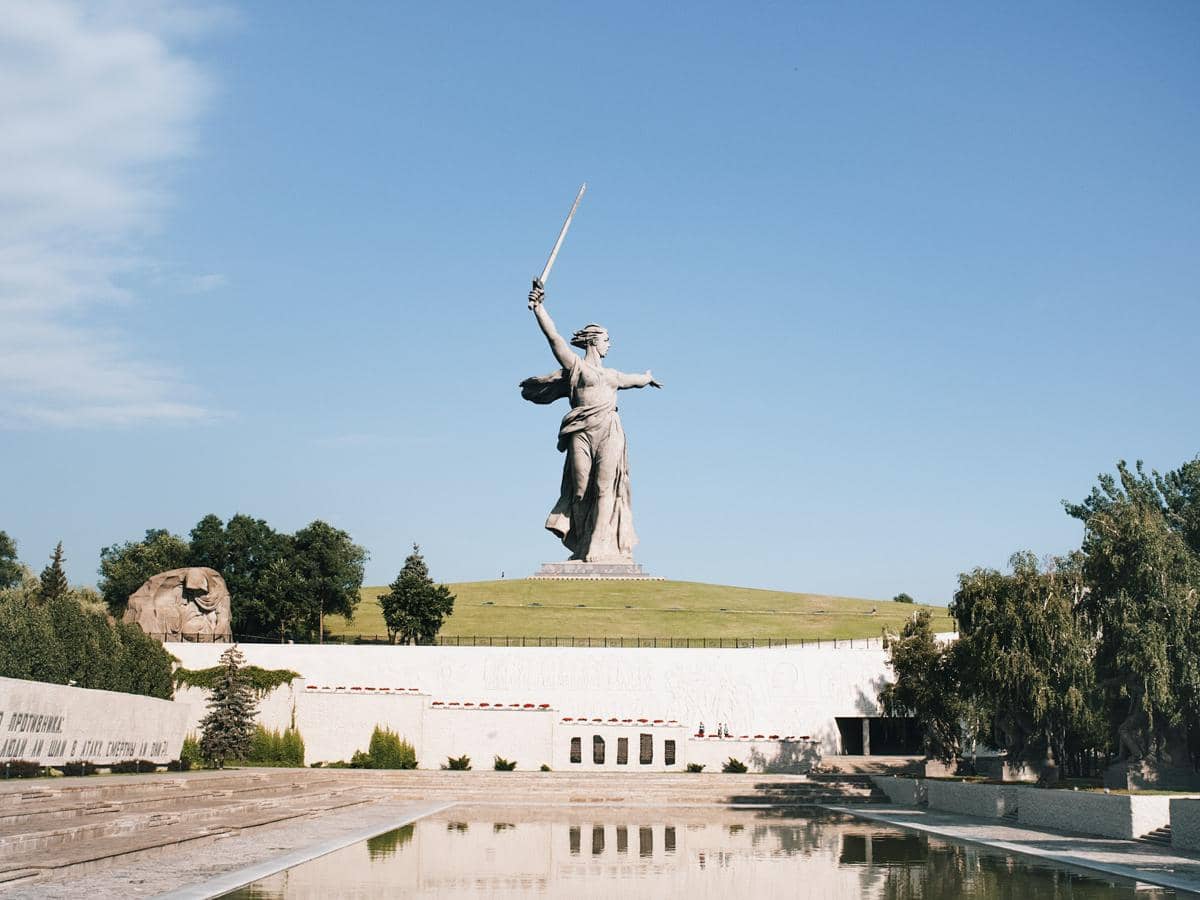 The Motherland Calls, sebuah patung yang terletak di Mamayev Kurgan di Volgograd, Rusia, untuk memperingati Pertempuran Stalingrad. 