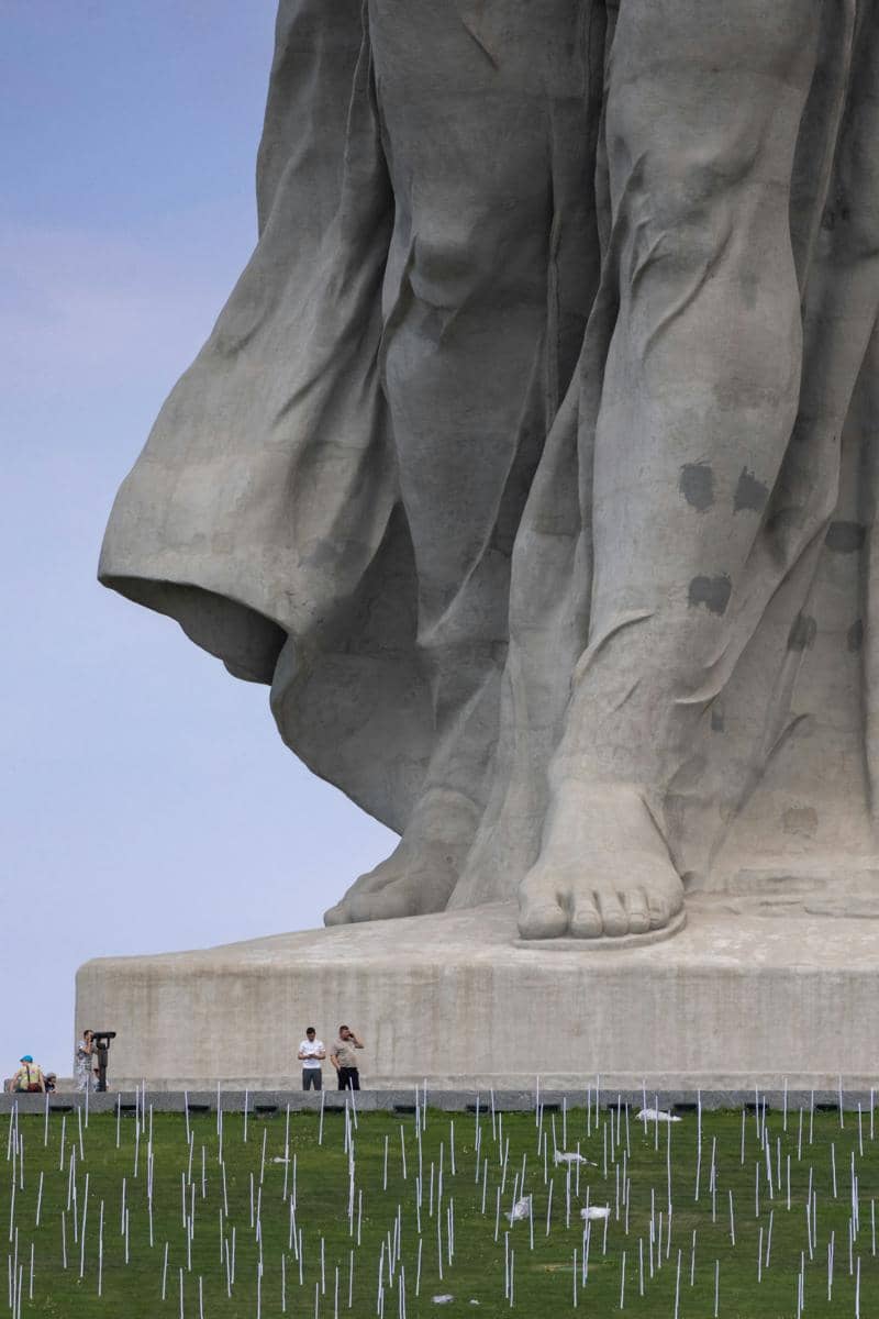 Sudut rendah bagian dasar patung The Motherland Calls di Volgograd, Rusia.