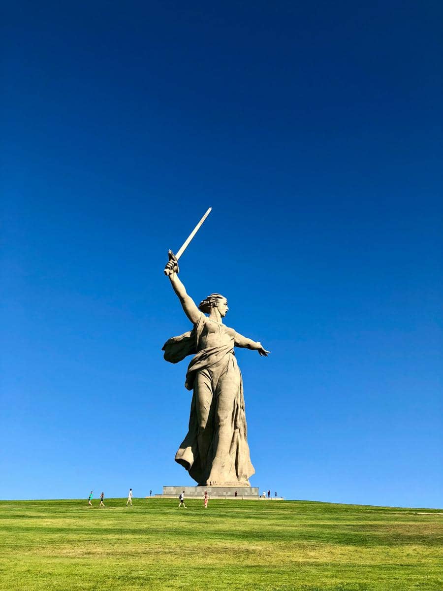 The Motherland Calls, sebuah patung yang terletak di Mamayev Kurgan di Volgograd, Rusia, untuk memperingati Pertempuran Stalingrad. 