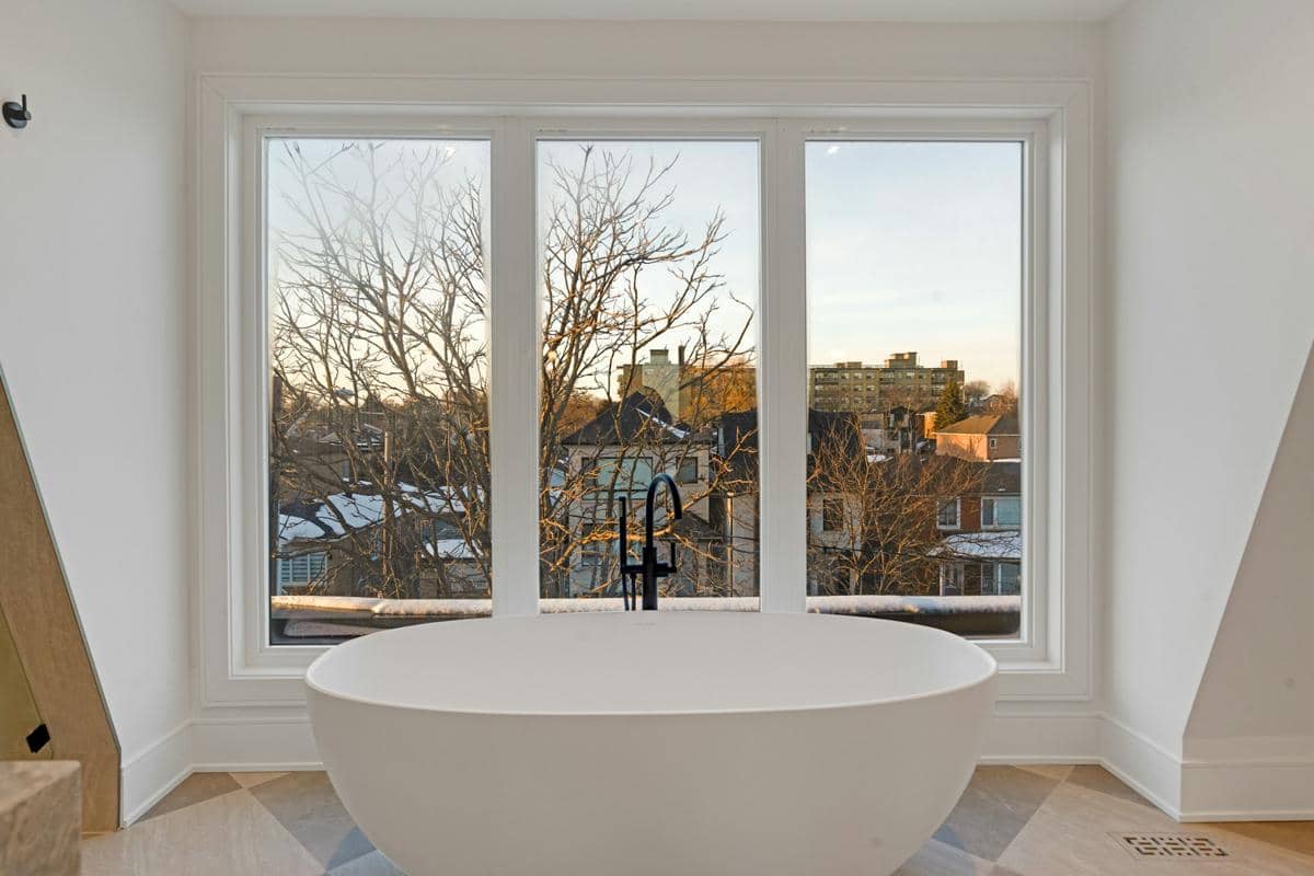 ilustrasi kamar mandi dengan freestanding bathub di dekat jendela