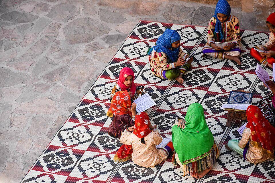 Sekelompok Siswi Menerima Pelajaran di Benteng Nizwa