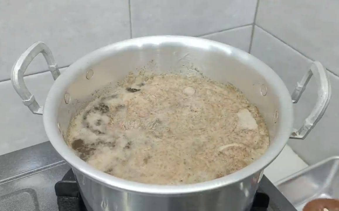 ilustrasi merebus daging sapi