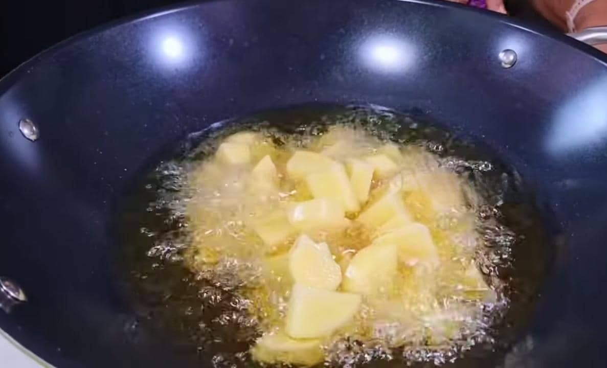 ilustrasi menggoreng kentang