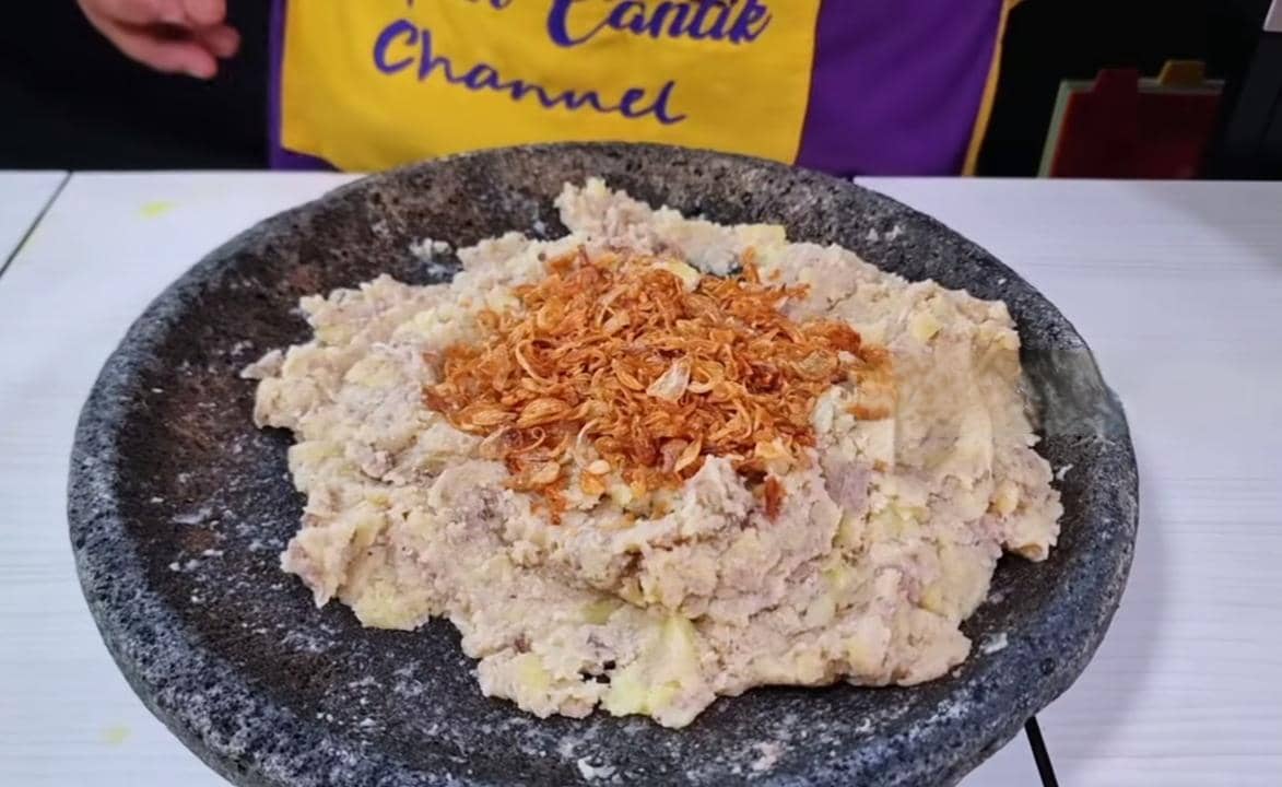 ilustrasi membuat adonan perkedel 