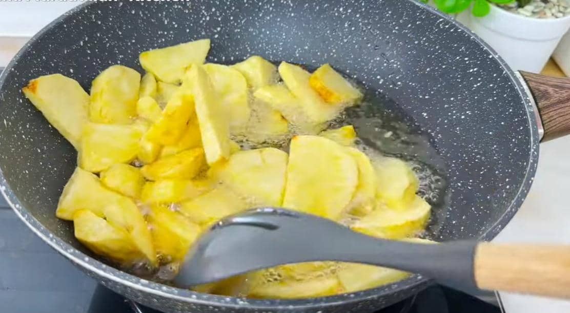 ilustrasi menggoreng kentang