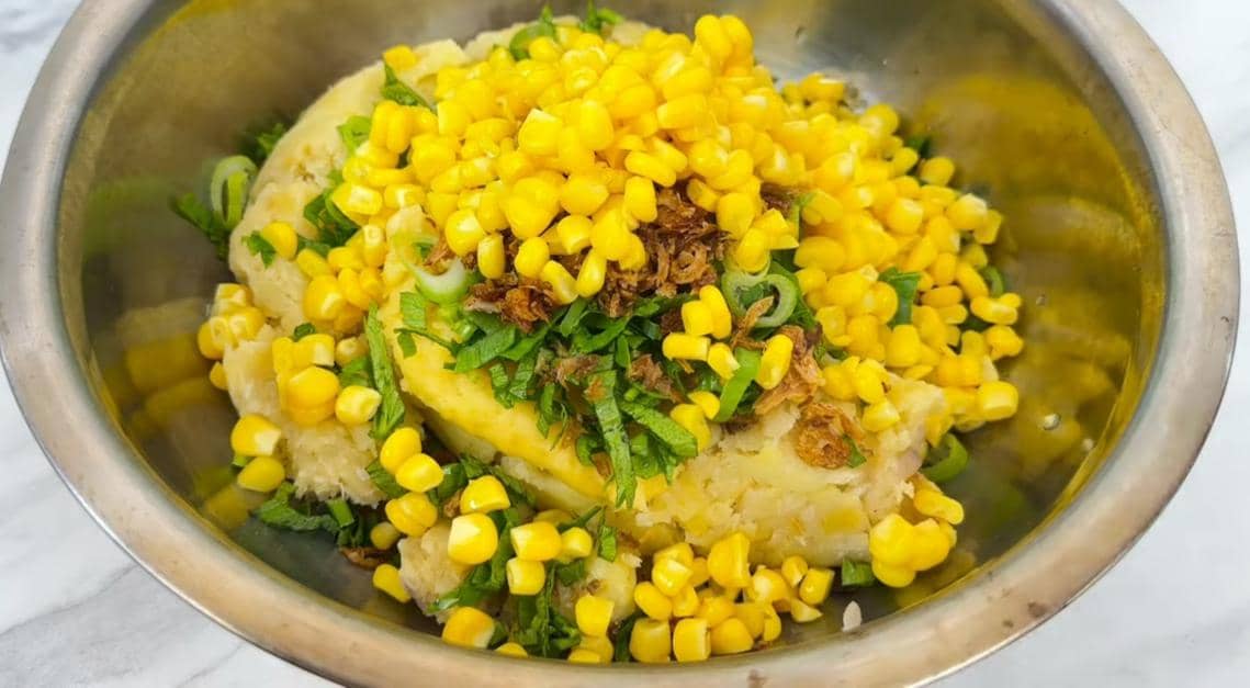 ilustrasi membuat adonan perkedel 