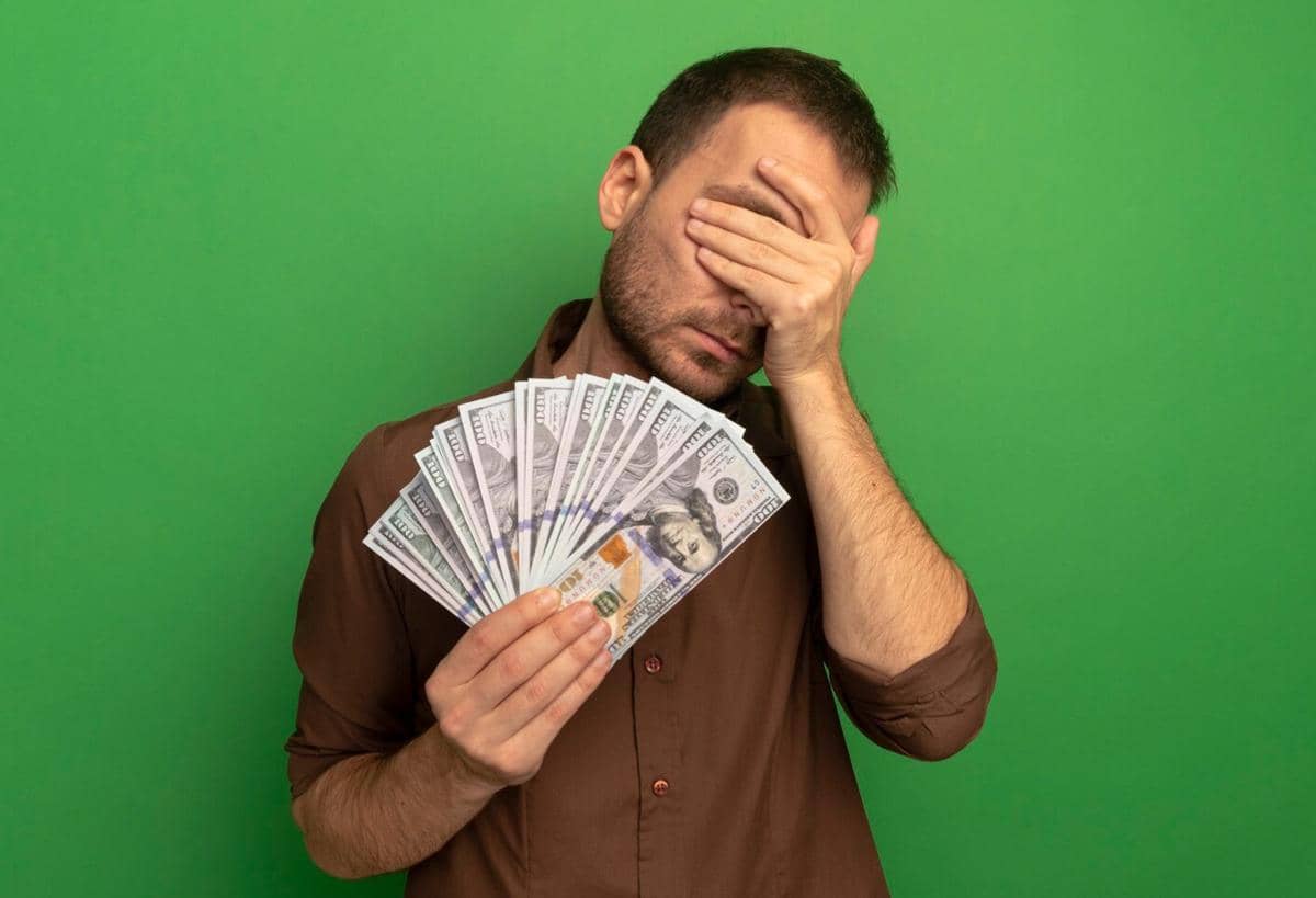 ilustrasi gaji yang tidak cukup