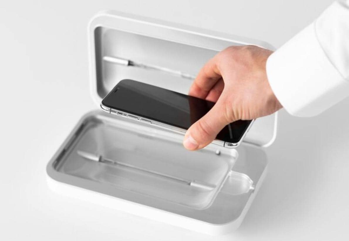 ilustrasi menyimpan barang elektronik