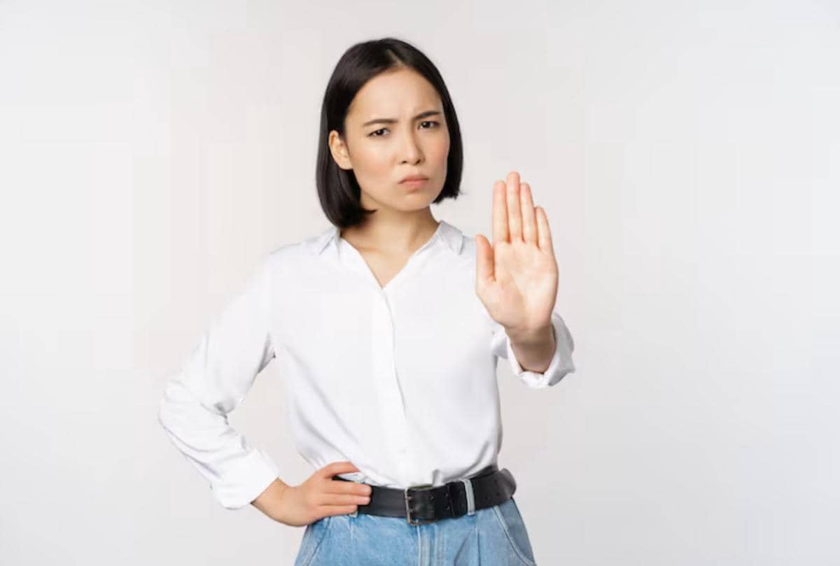 ilustrasi cewek yang waspada