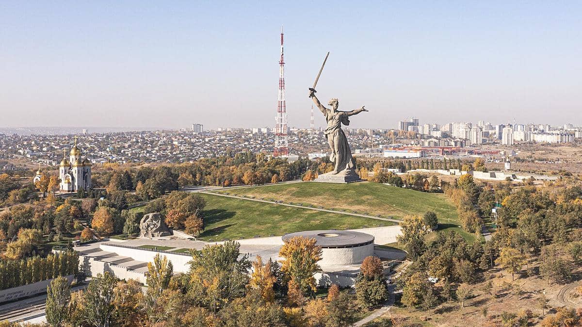 The Motherland Calls, sebuah patung yang terletak di Mamayev Kurgan di Volgograd, Rusia, untuk memperingati Pertempuran Stalingrad. 