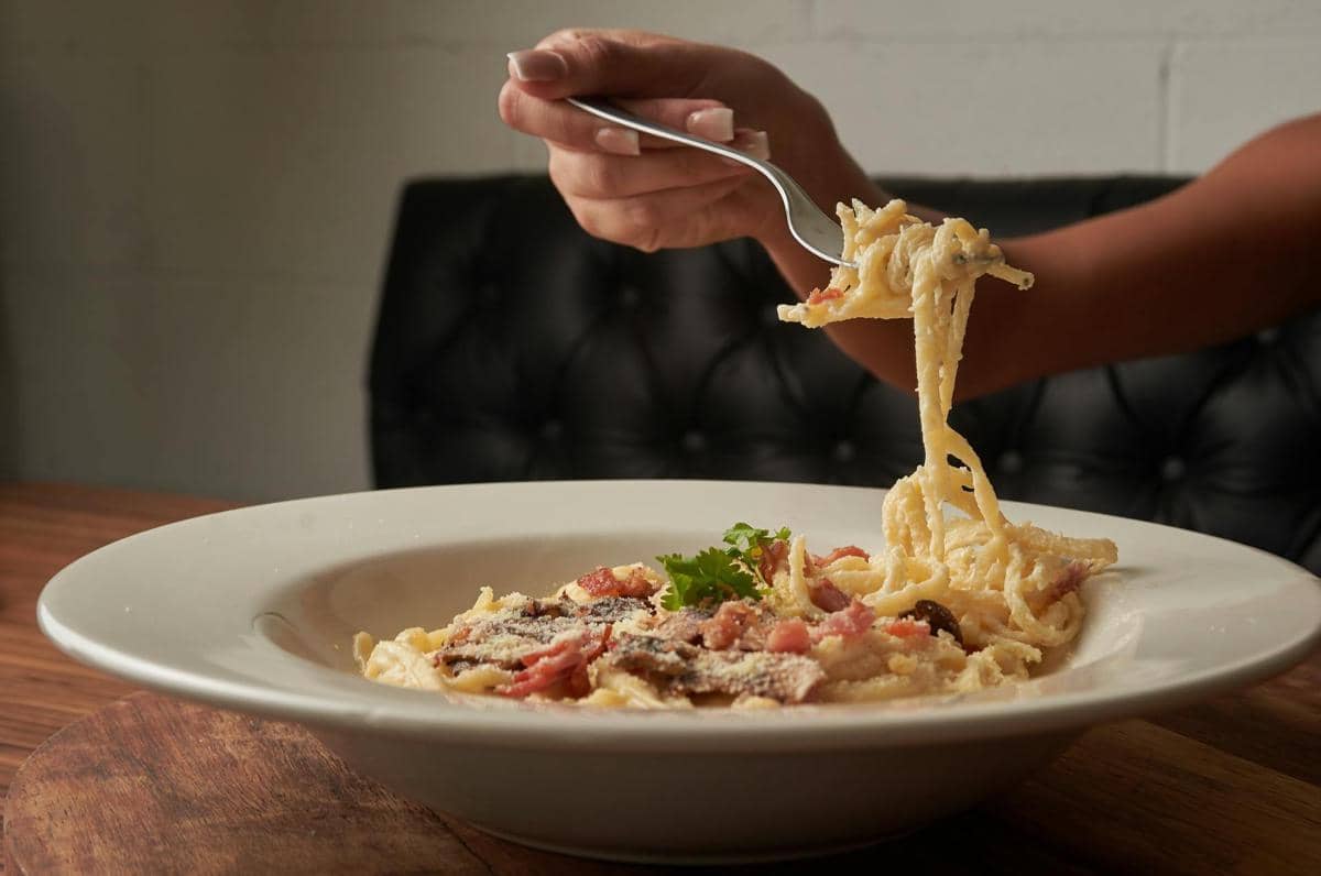 ilustrasi menikmati makan malam di Buddy V’s Ristorante 