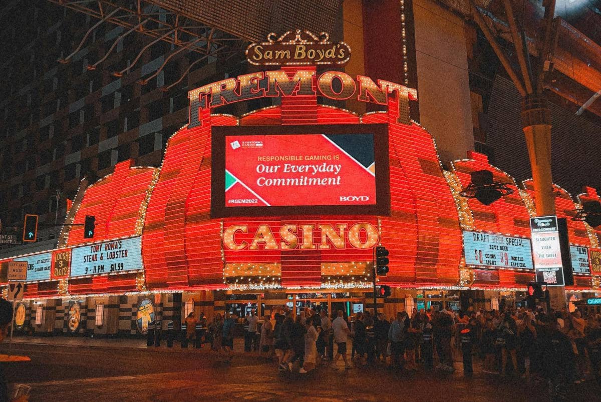 ilustrasi wisata malam di Fremont Street 