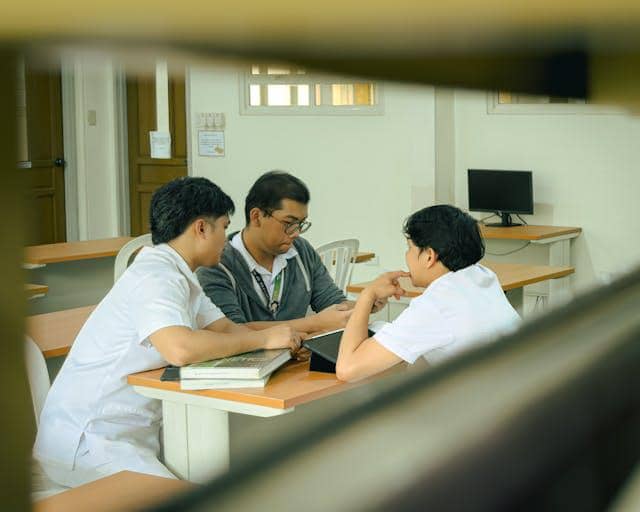 ilustrasi mengajari teman 