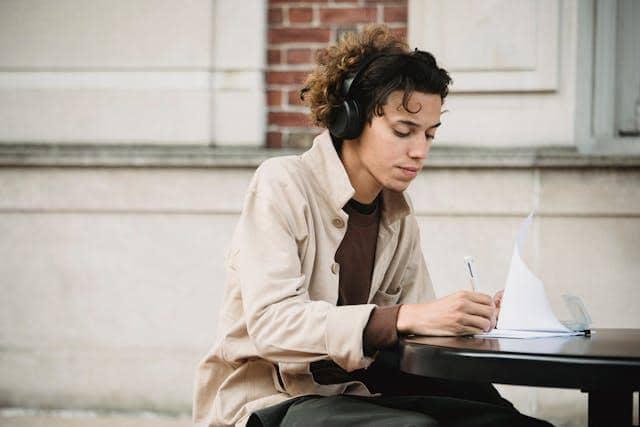 ilustrasi mendegarkan materi ulang