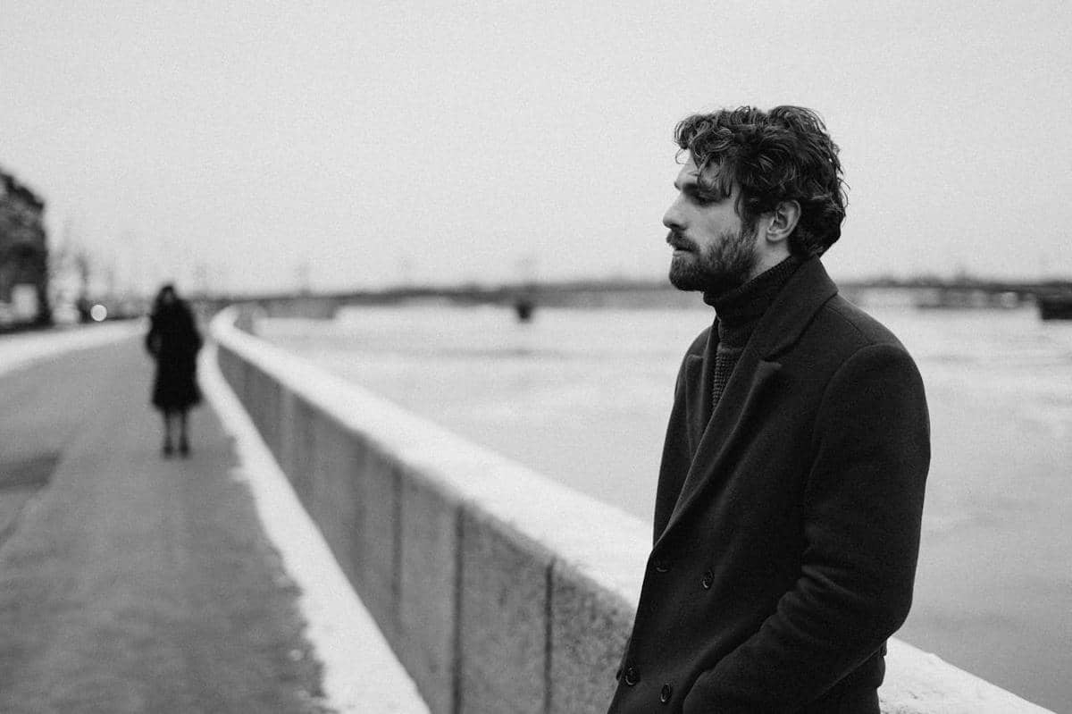 ilustrasi pria merenung