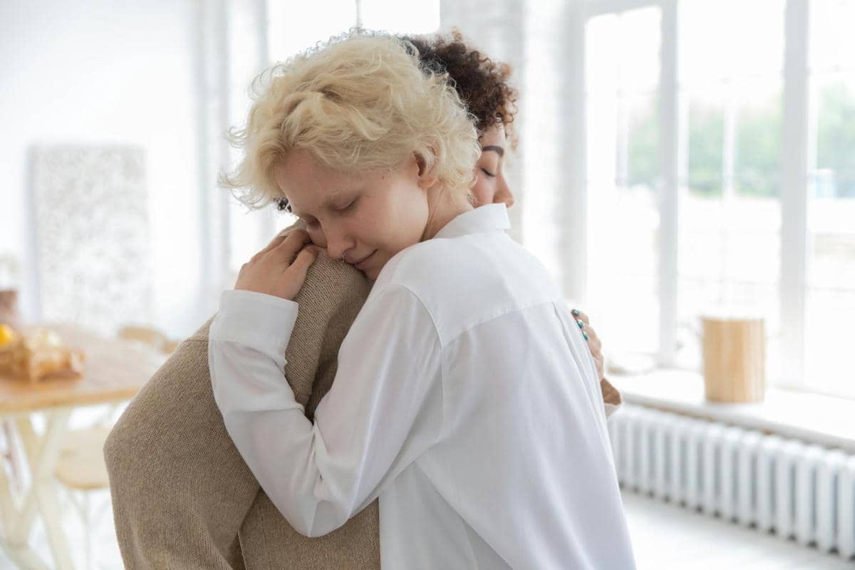 sahabat yang saling berpelukan 