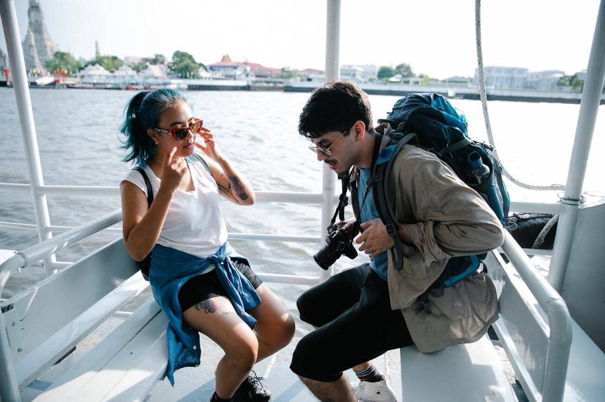 ilustrasi pasangan traveling