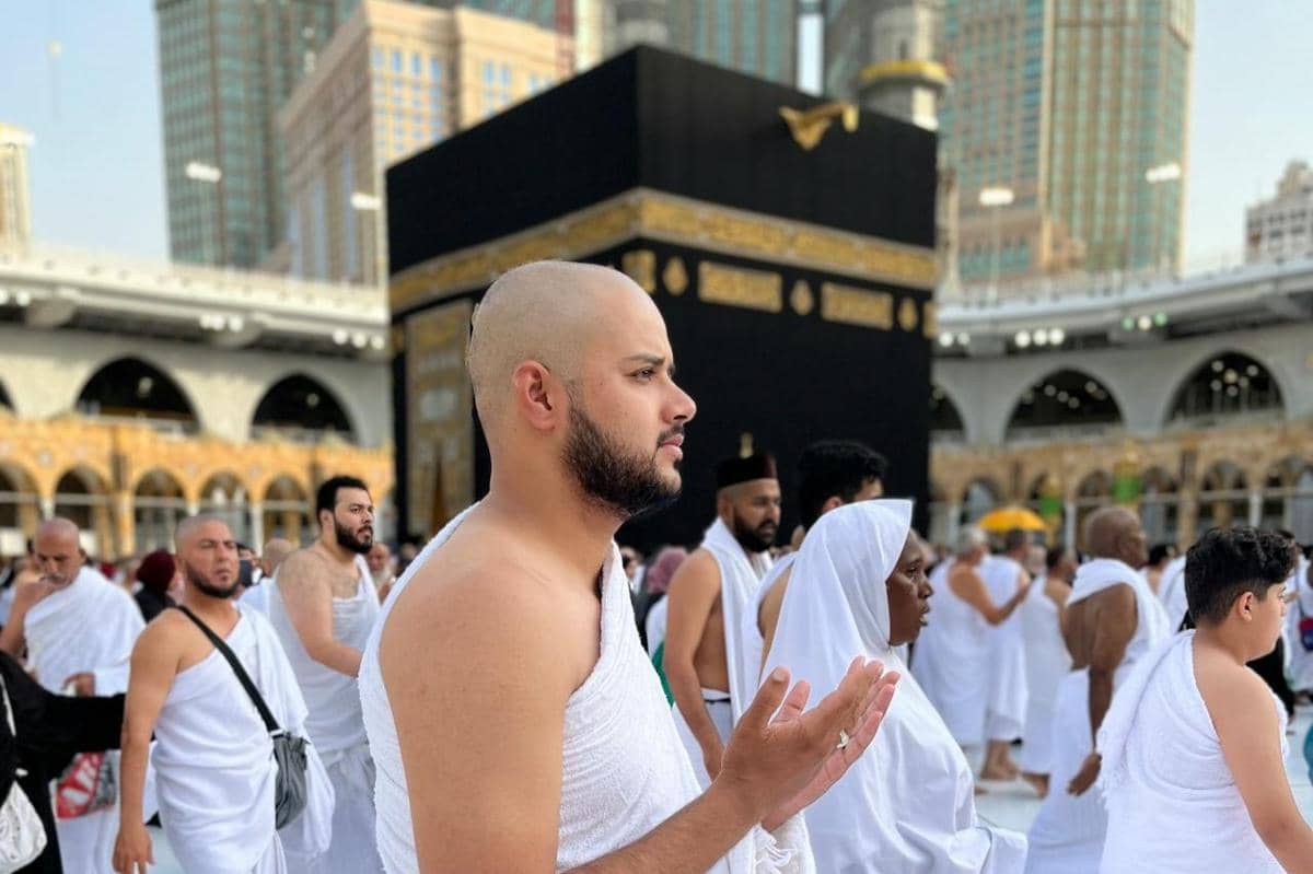 ilustrasi laki-laki memakai ihram 