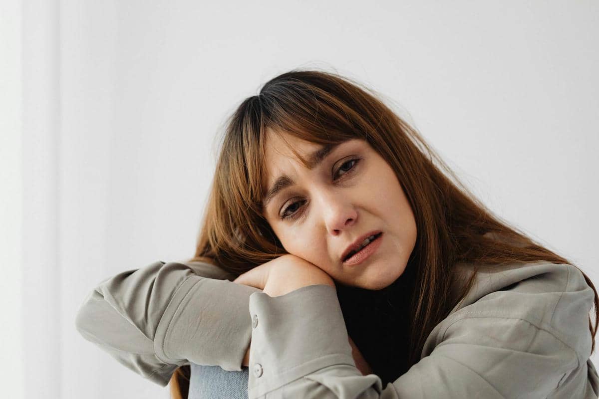 seorang wanita yang mengalami penurunan rasa percaya diri 