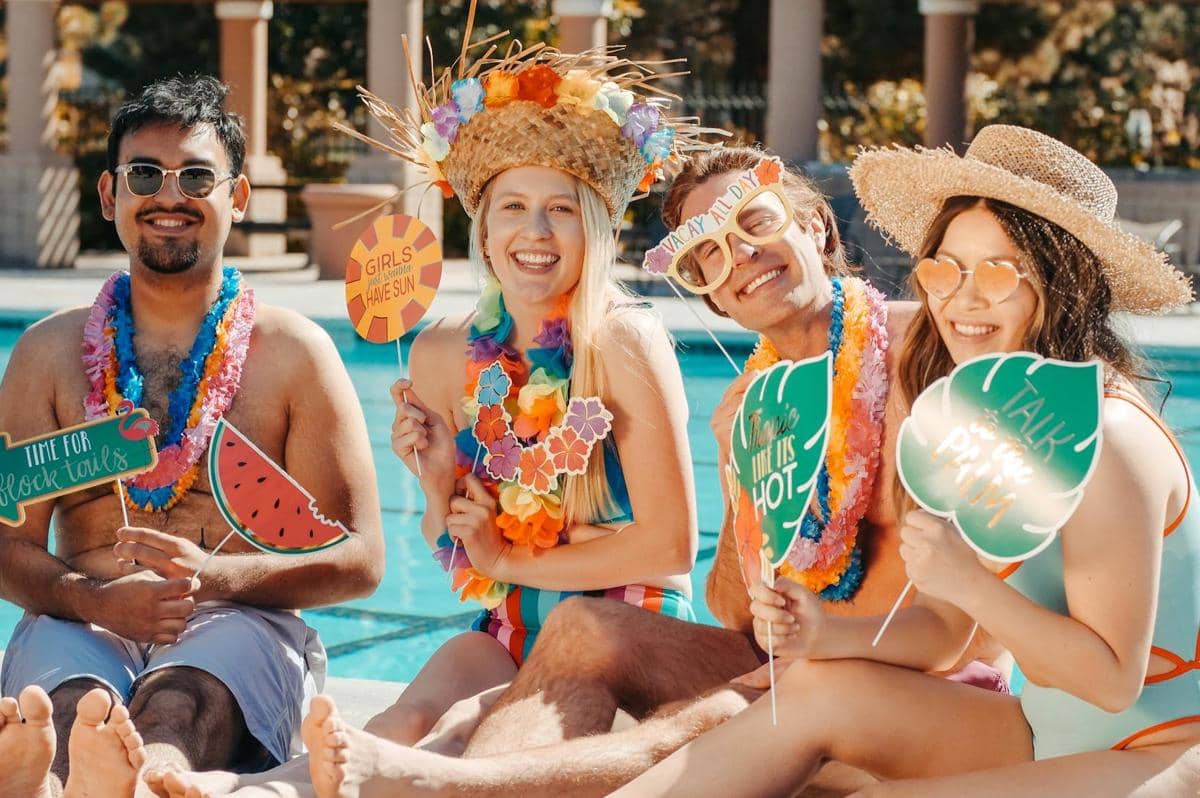ilustrasi menikmati pesta siang hari di dayclub Las Vegas
