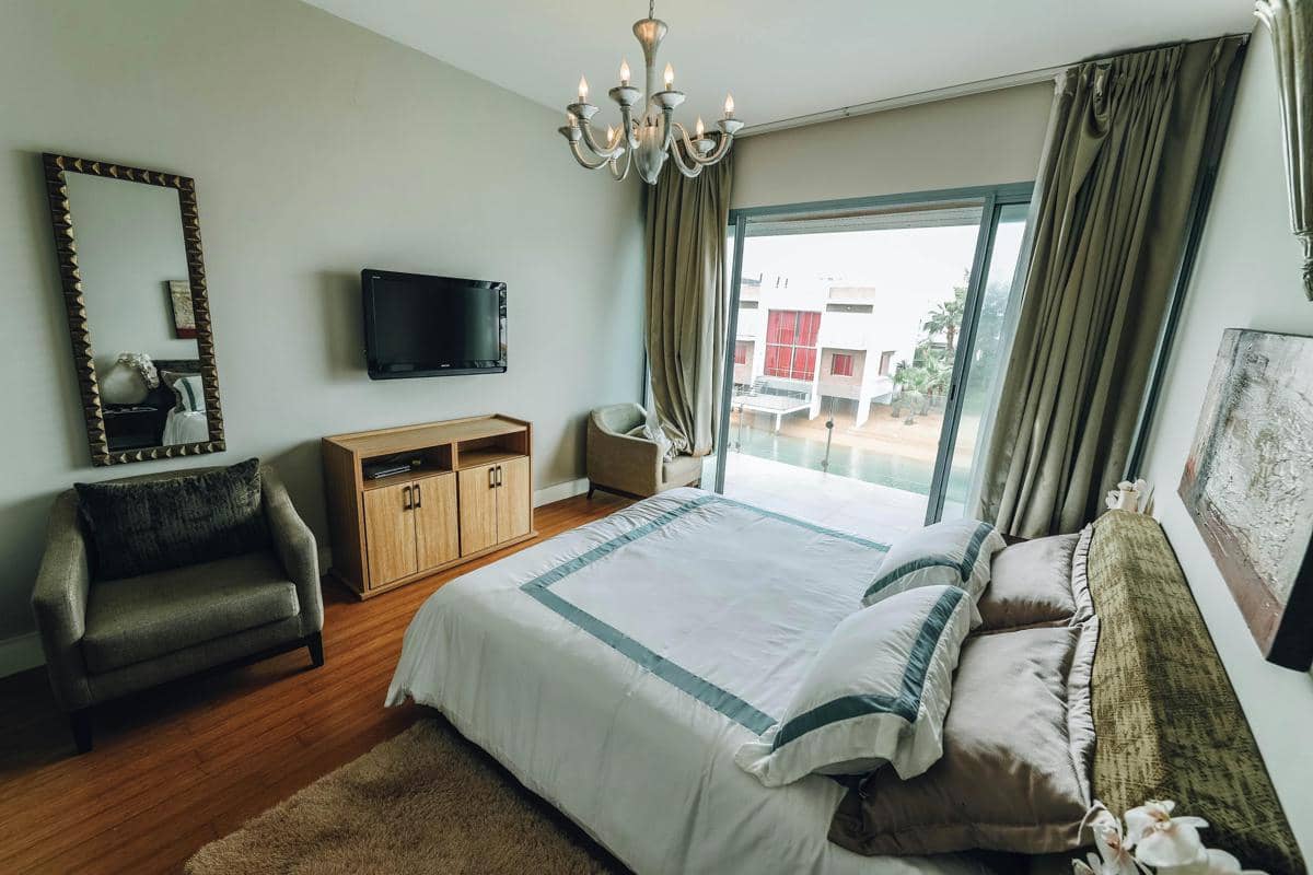 Ilustrasi furnitur banyak di kamar yang ukurannya kecil 