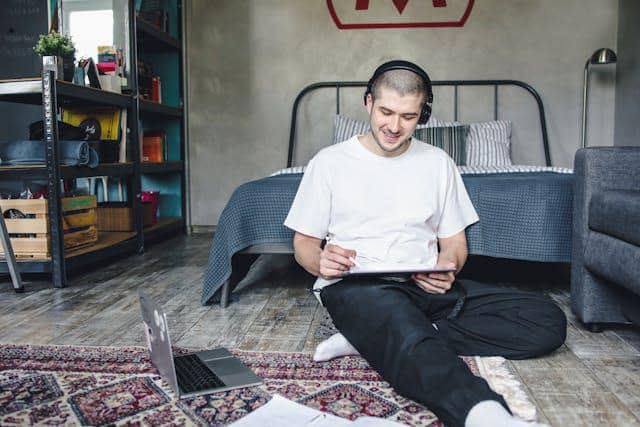 ilustrasi menggunakan audio learning 