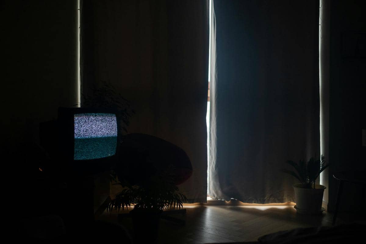 Ilustrasi kamar gelap gorden tertutup 