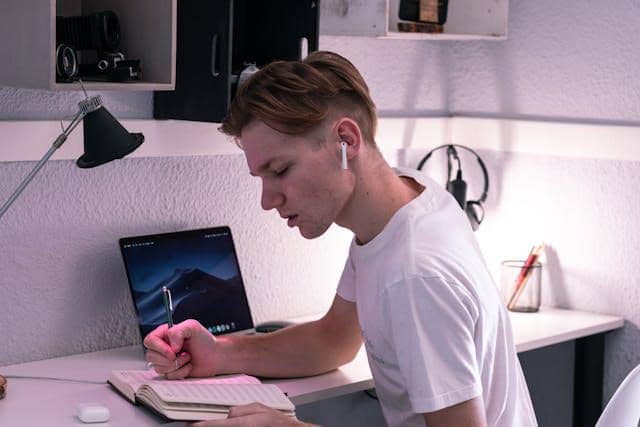 ilustrasi membaca materi 