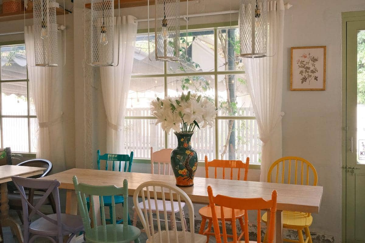 ilustrasi vas bunga di meja makan 