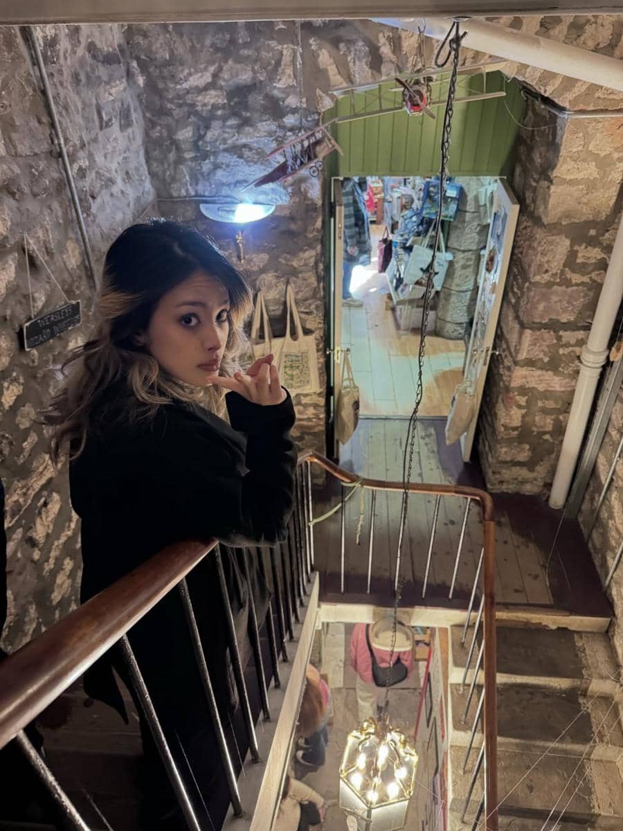 Feni Rose saat liburan bareng anak di Edinburgh