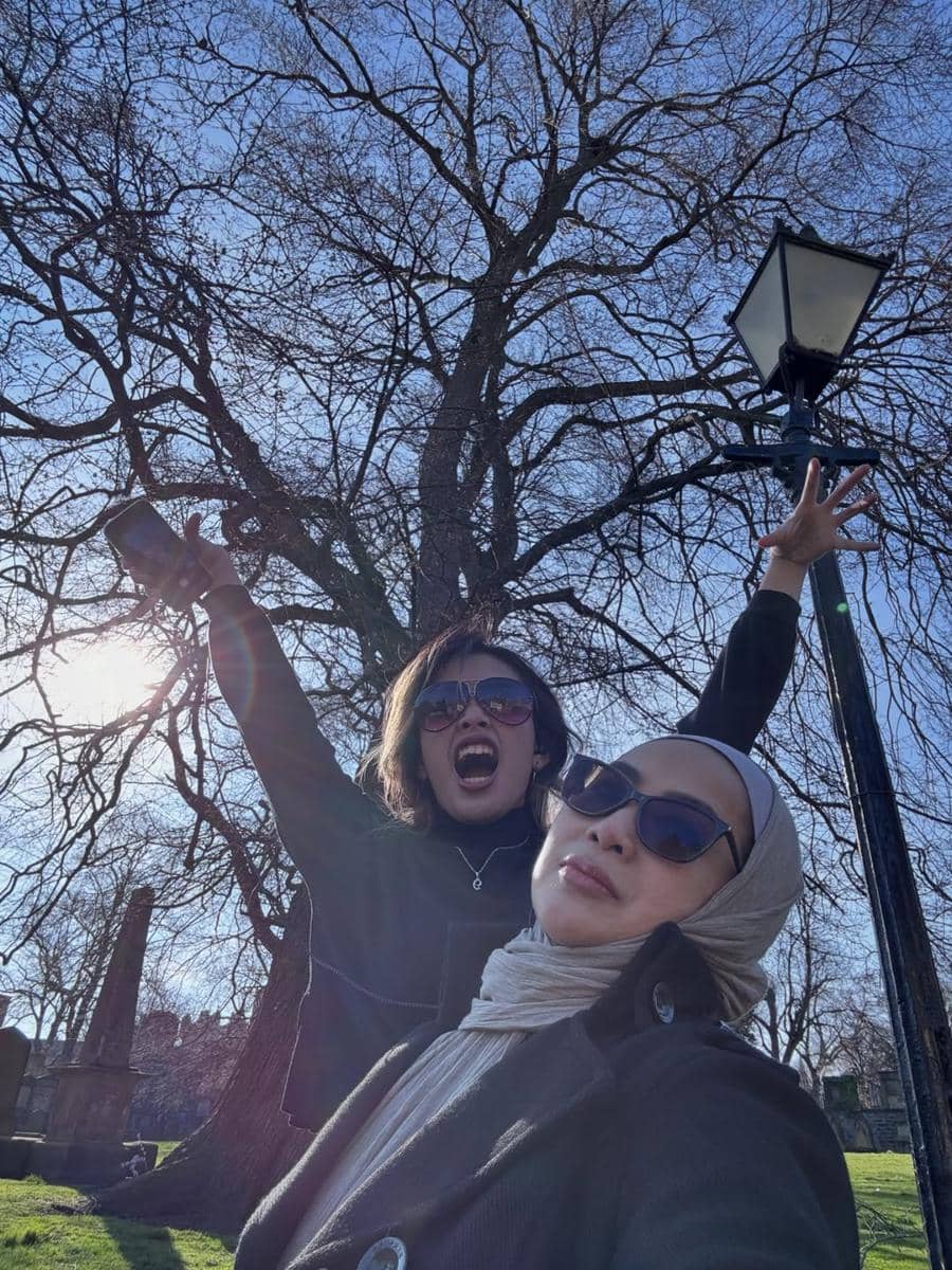 Feni Rose saat liburan bareng anak di Edinburgh