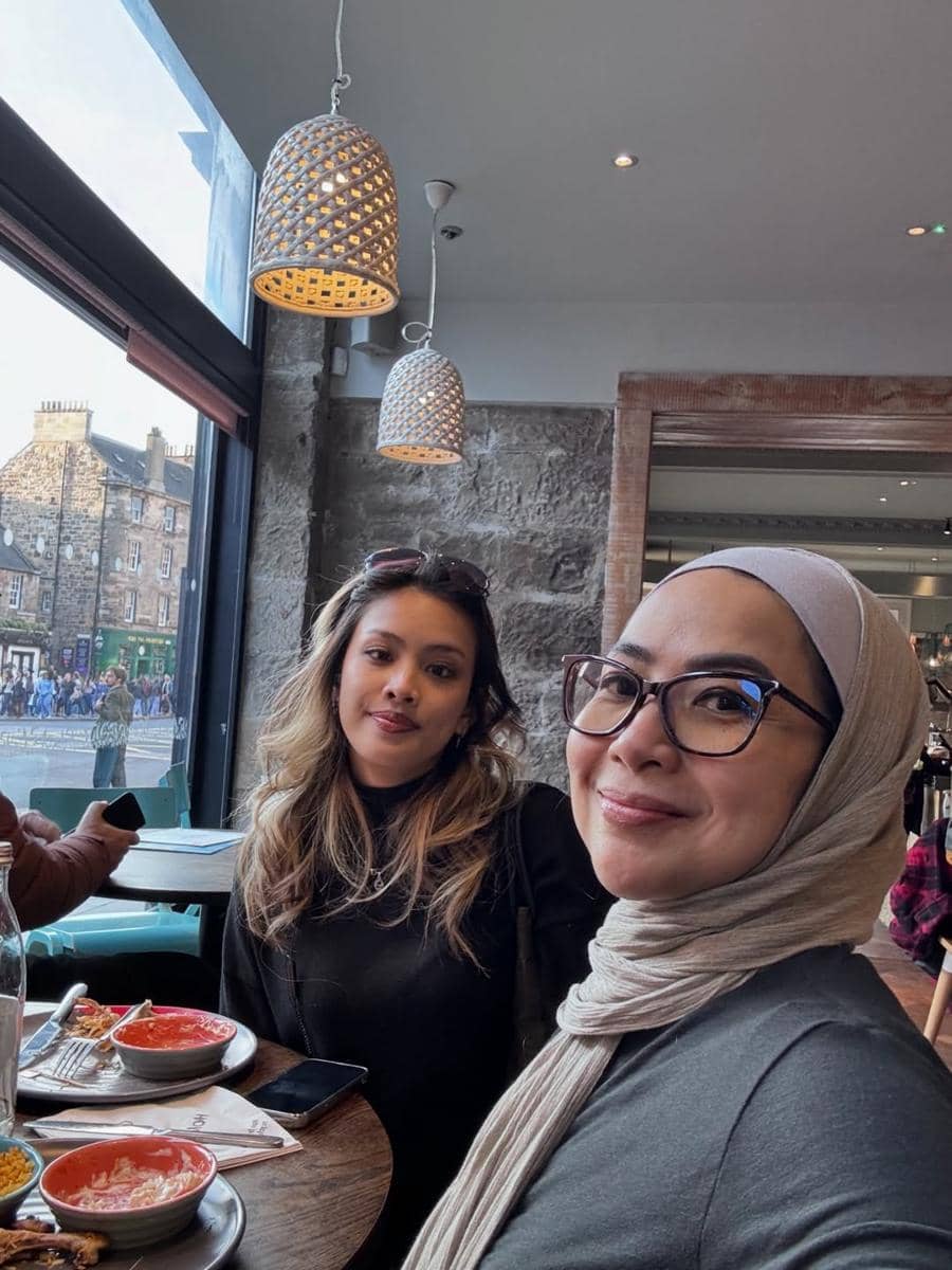 Feni Rose saat liburan bareng anak di Edinburgh