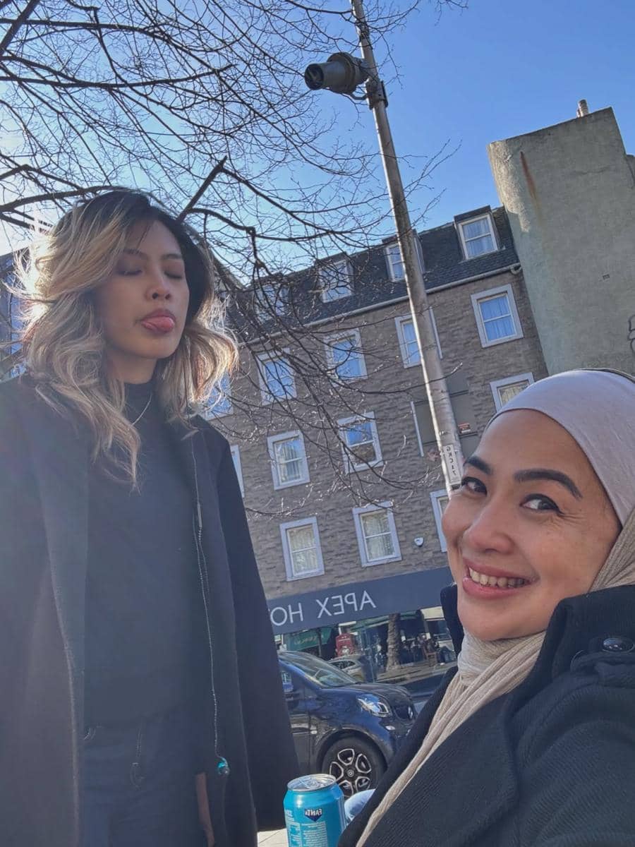 Feni Rose saat liburan bareng anak di Edinburgh