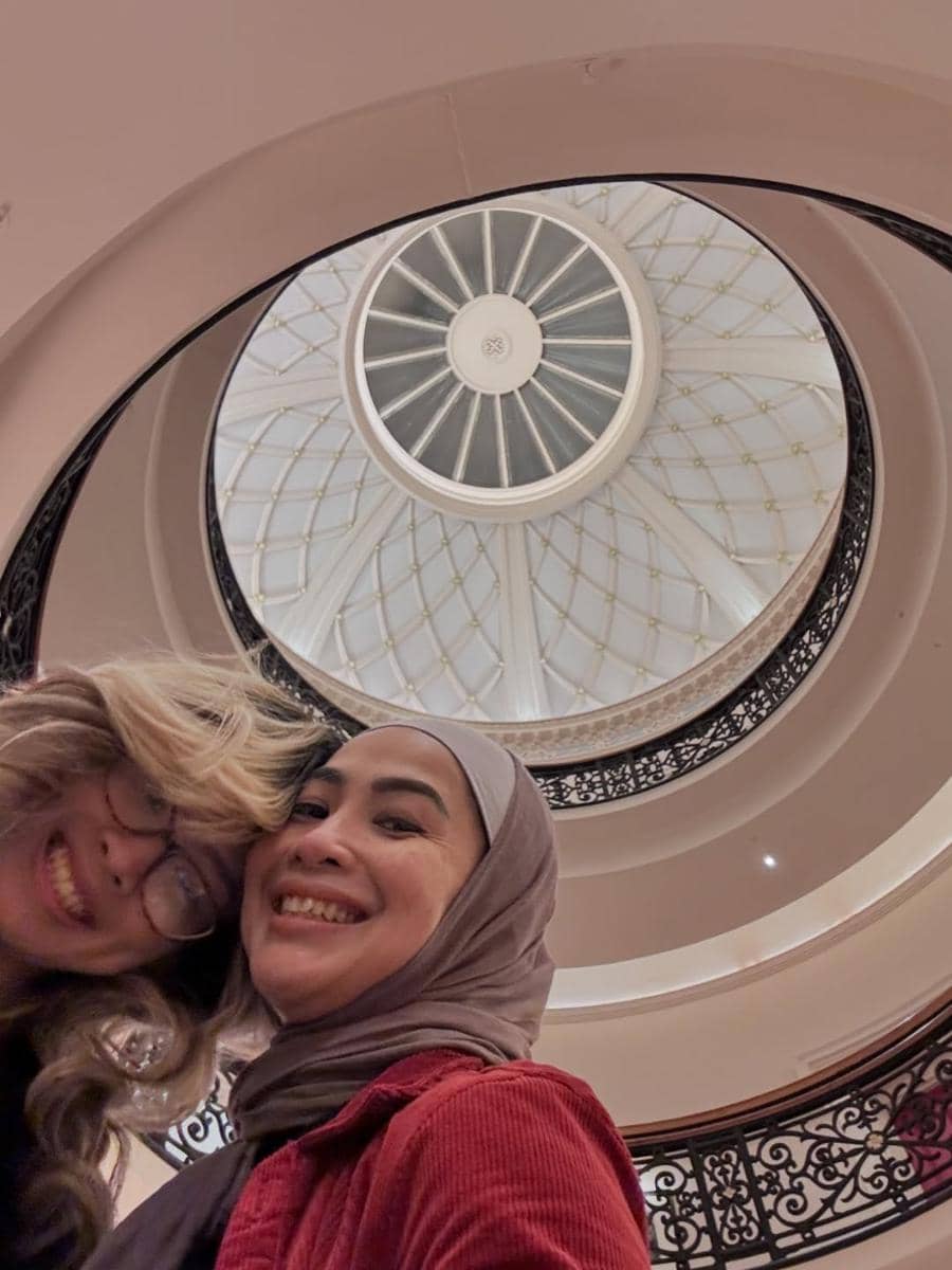 Feni Rose saat liburan bareng anak di Edinburgh