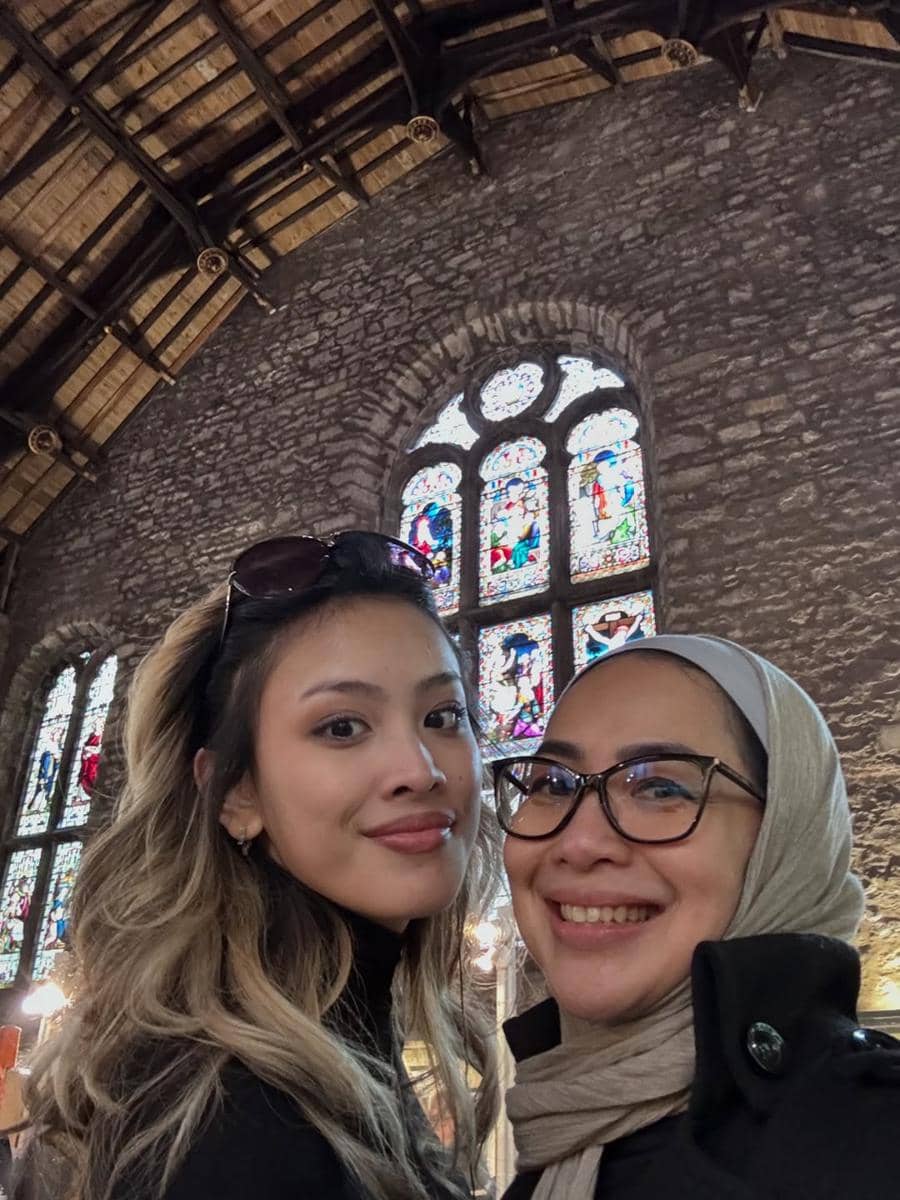 Feni Rose saat liburan bareng anak di Edinburgh