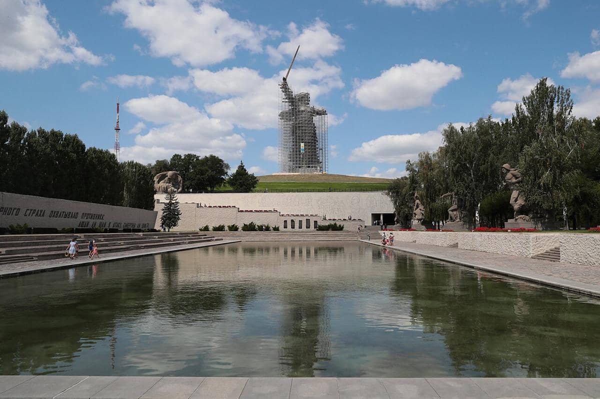 The Motherland Calls dikelilingi oleh perancah, yang menunjukkan bahwa patung tersebut sedang menjalani restorasi besar-besaran untuk melestarikan strukturnya.