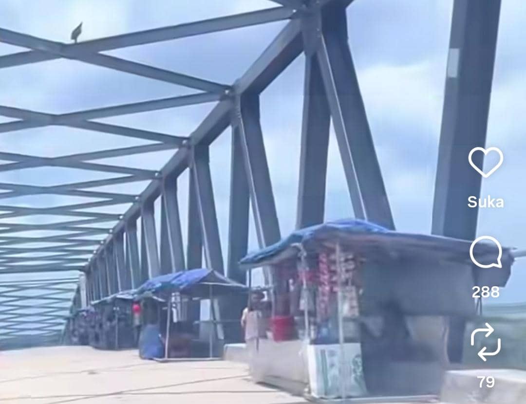 Tangkapan gambar video viral medsos soal pungli di jembatan perbatasan